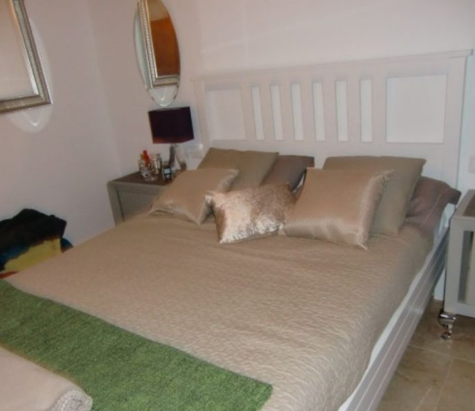 VILLA EN BORD DE MER ET AVEC PISCINE NON LOIN DE BARCELONE.