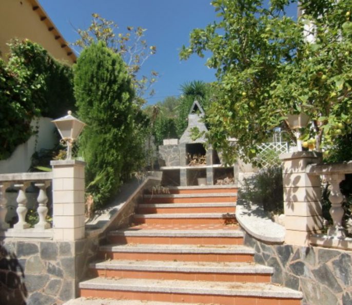 VILLA EN BORD DE MER ET AVEC PISCINE NON LOIN DE BARCELONE.