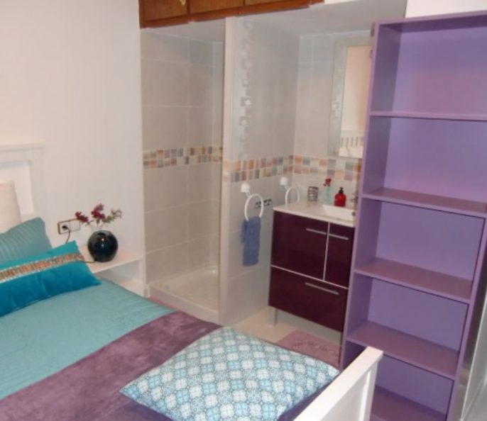 VILLA EN BORD DE MER ET AVEC PISCINE NON LOIN DE BARCELONE.