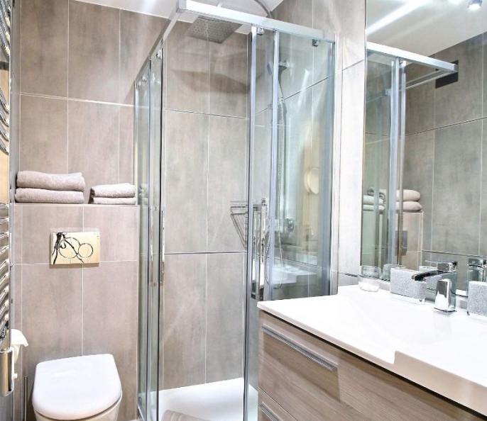 Cap d&rsquo;ail centre – studio rénové et meublé