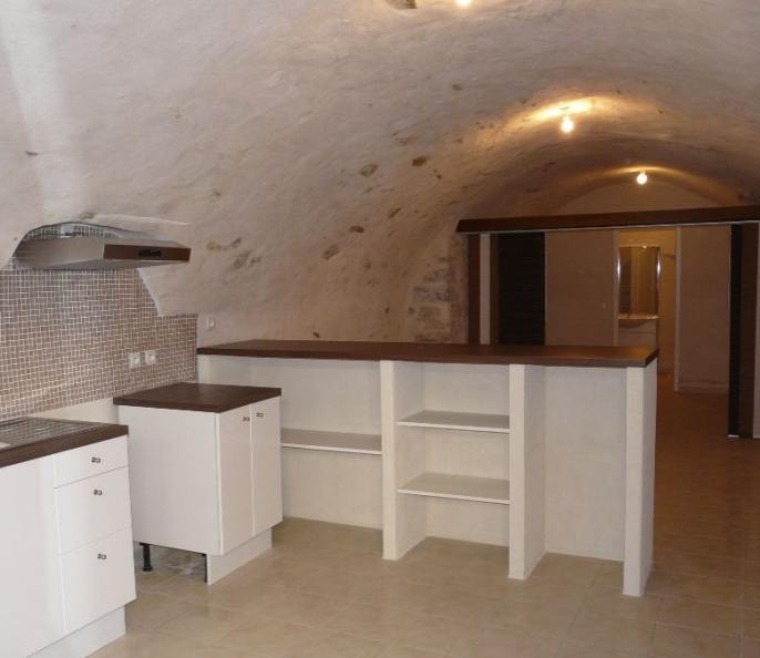 Grand studioF1 de 48m² rénové à Lézan