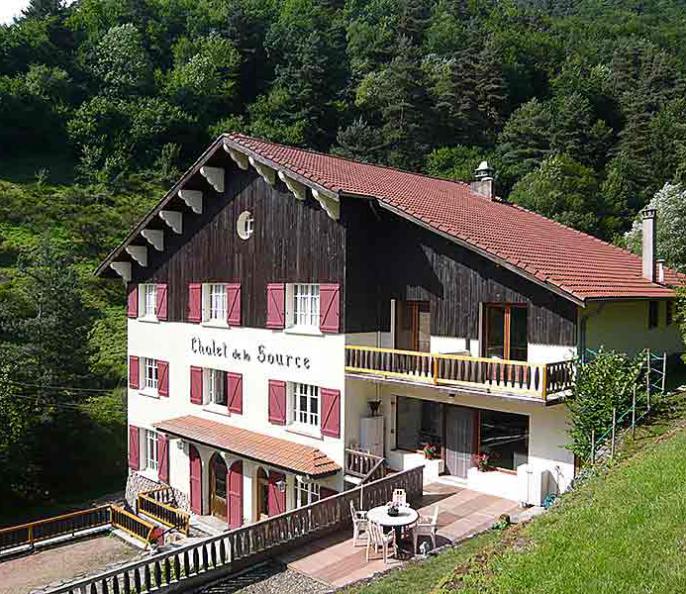 2 grdes maisons sur 6 hect avec source ideal gites