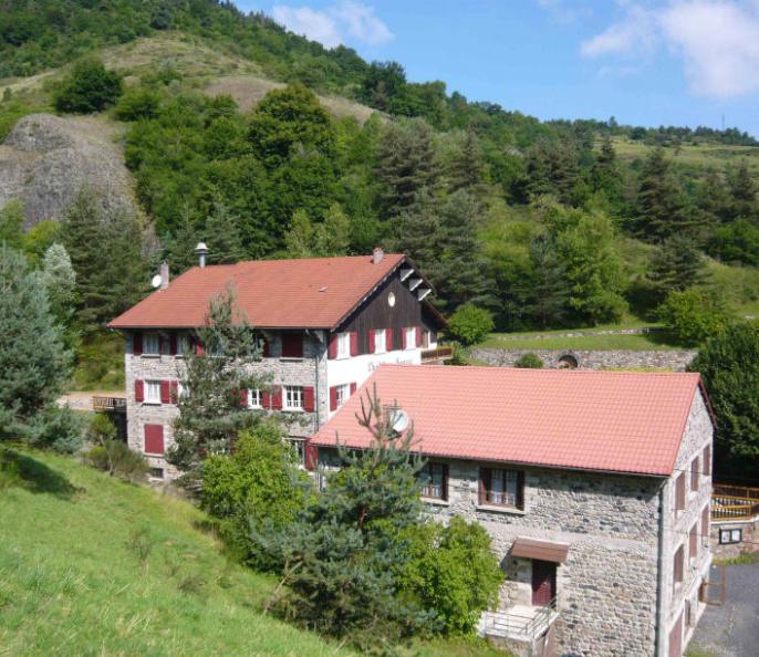 2 grdes maisons sur 6 hect avec source ideal gites